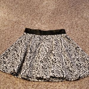 Francesca's bl/cream skirt sz small